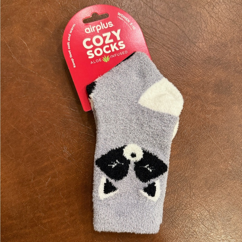 cozy fuzzy raccoon printed socks - airplus!